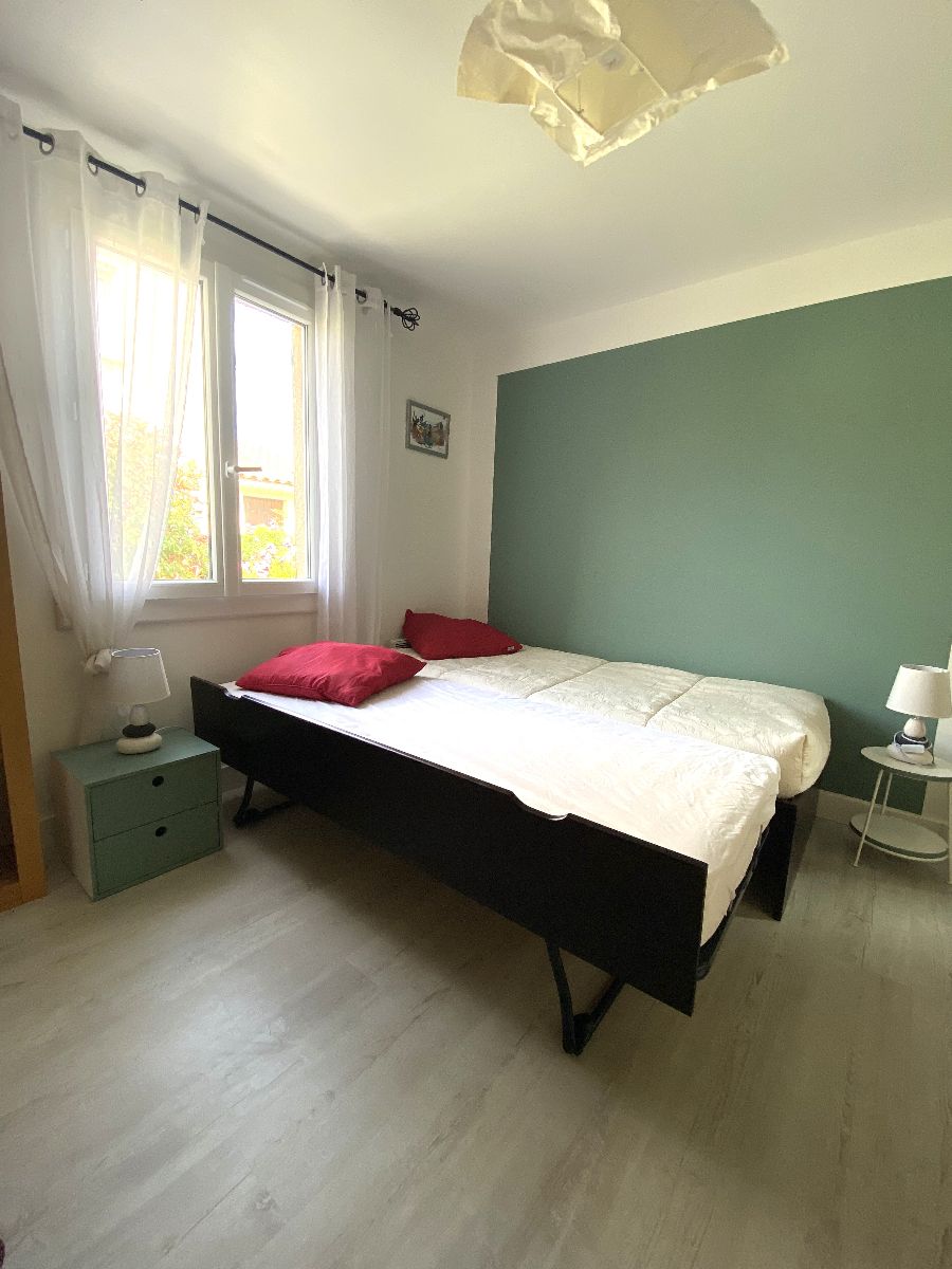 la chambre avec les deux lits qui se regroupent la chambre avec les deux lits qui se regroupent