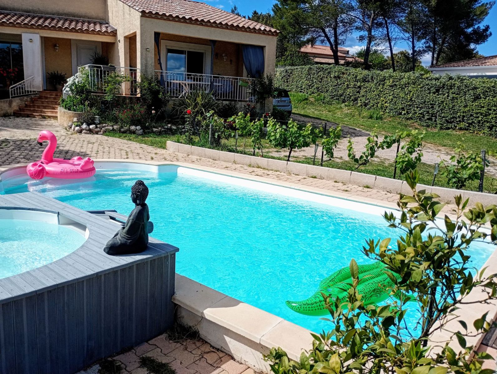 La maison vue de la piscine La maison vue de la piscine