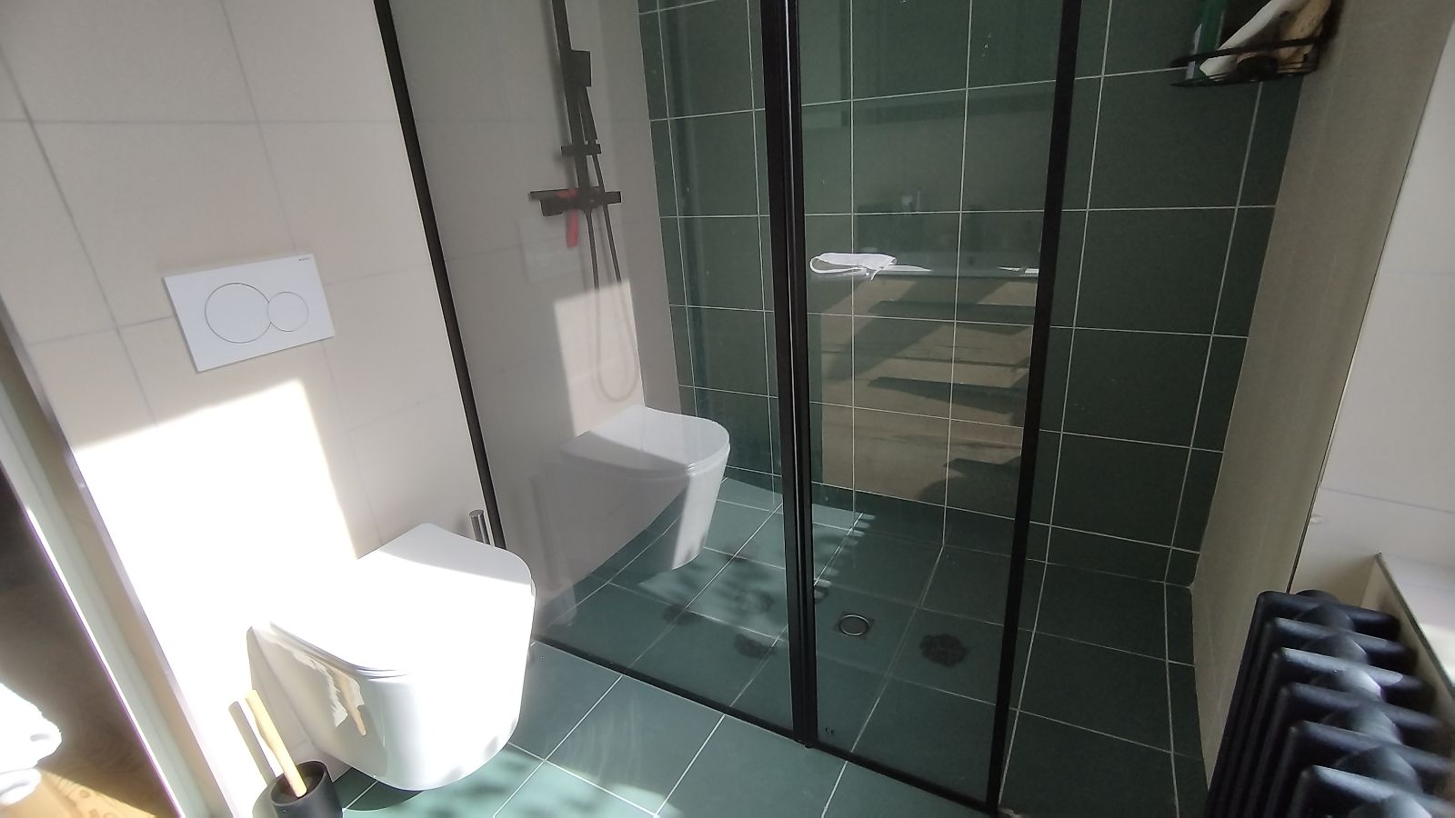 la salle d'eau au premier étage, avec wc (à partager) la salle d'eau au premier étage, avec wc (à partager)