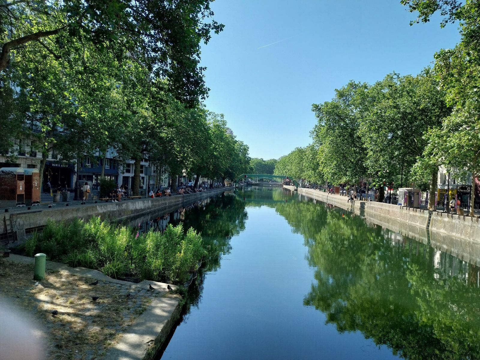 Canal devant immeuble Canal devant immeuble