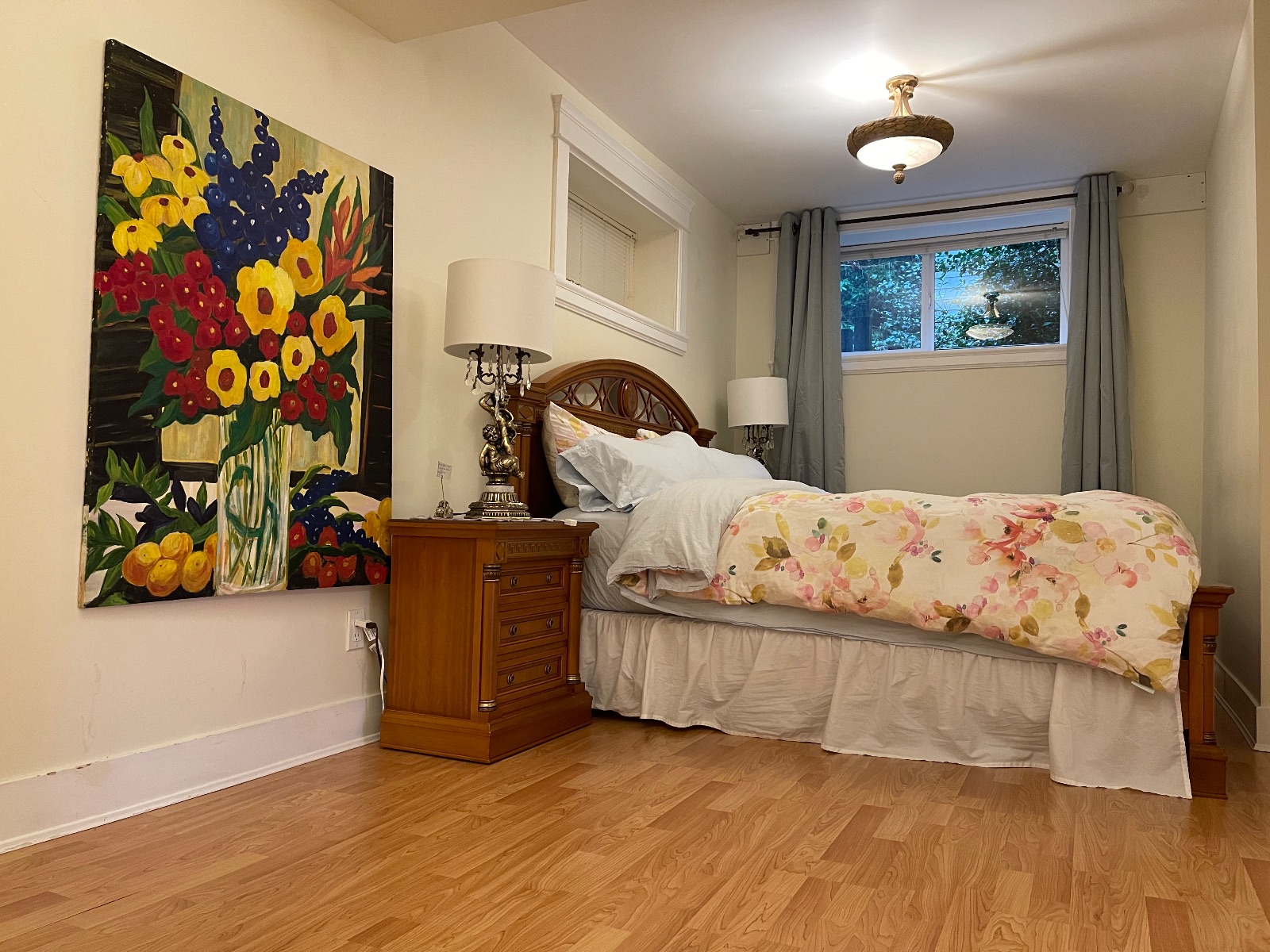 Kingsize bedroom-comfy bed with luxury beddings Kingsize bedroom-comfy bed with luxury beddings