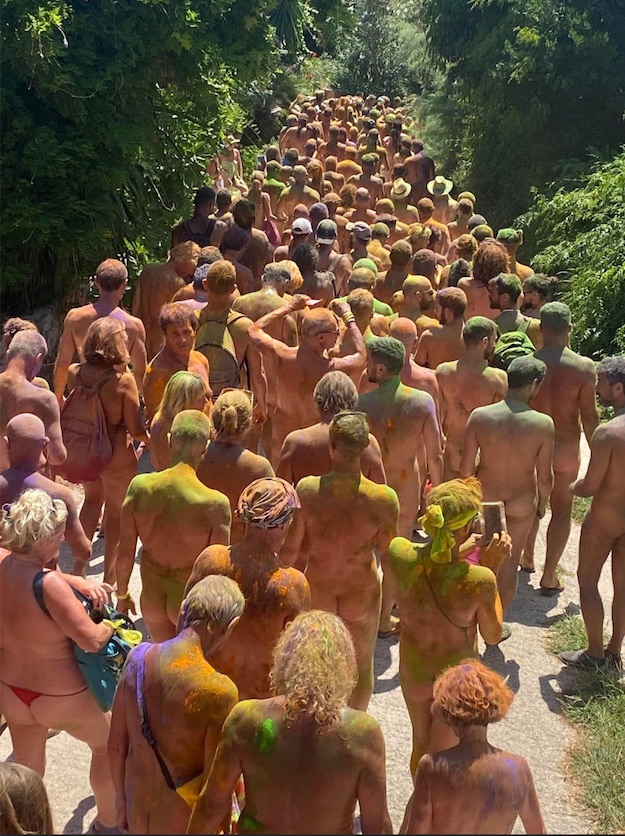 Les célebres parades des couleurs naturistes ....