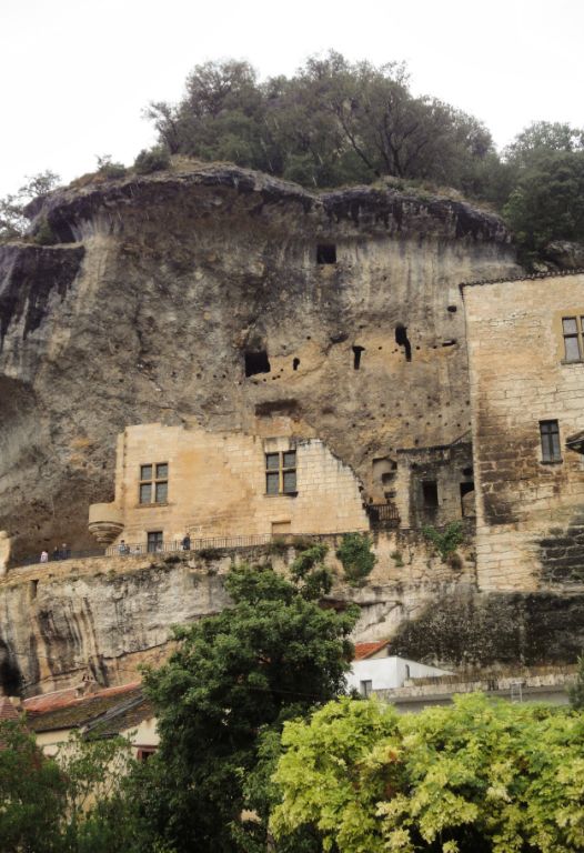Vue sur le chteau-falaises des Eyzies
