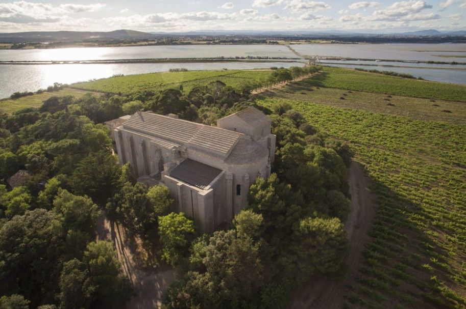 La cathédrale au milieu des étangs . La cathédrale au milieu des étangs .