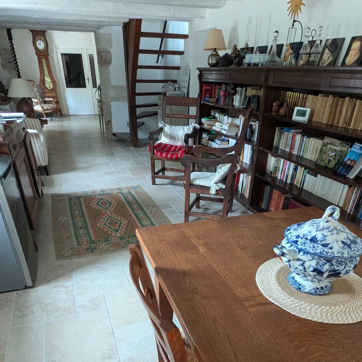 La salle  manger et la bibliothque