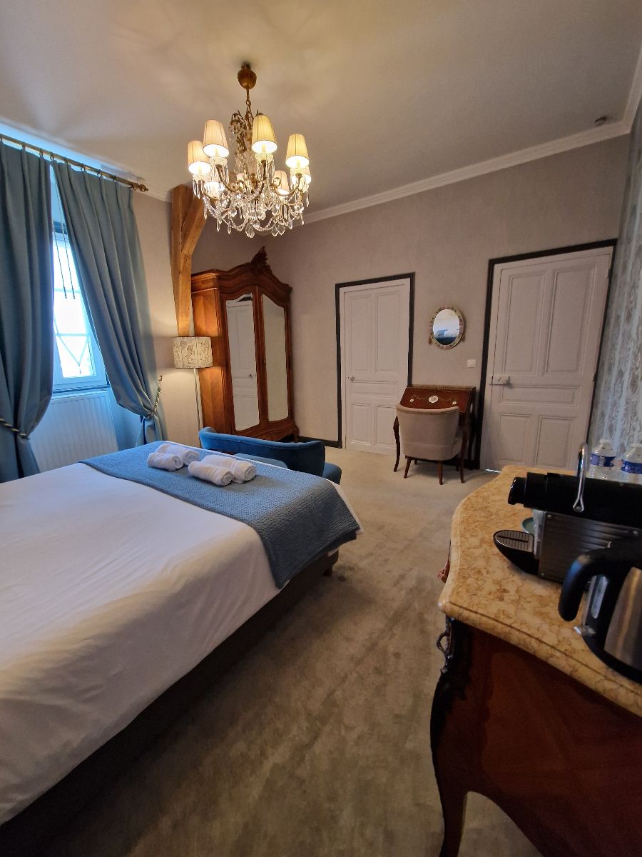 Chaque chambre dispose d'un espace bureau et salon. Chaque chambre dispose d'un espace bureau et salon.