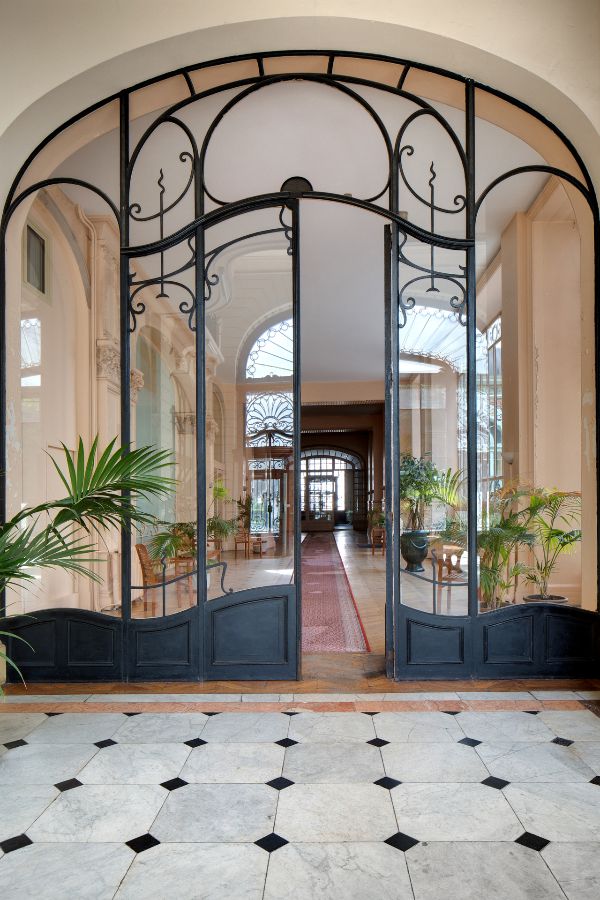 Hall entre Palace Le Sarciron