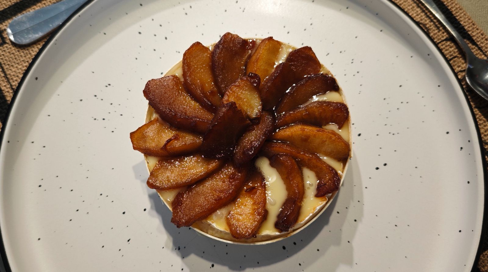 Camenbert au four et pommes caramelisée Camenbert au four et pommes caramelisée