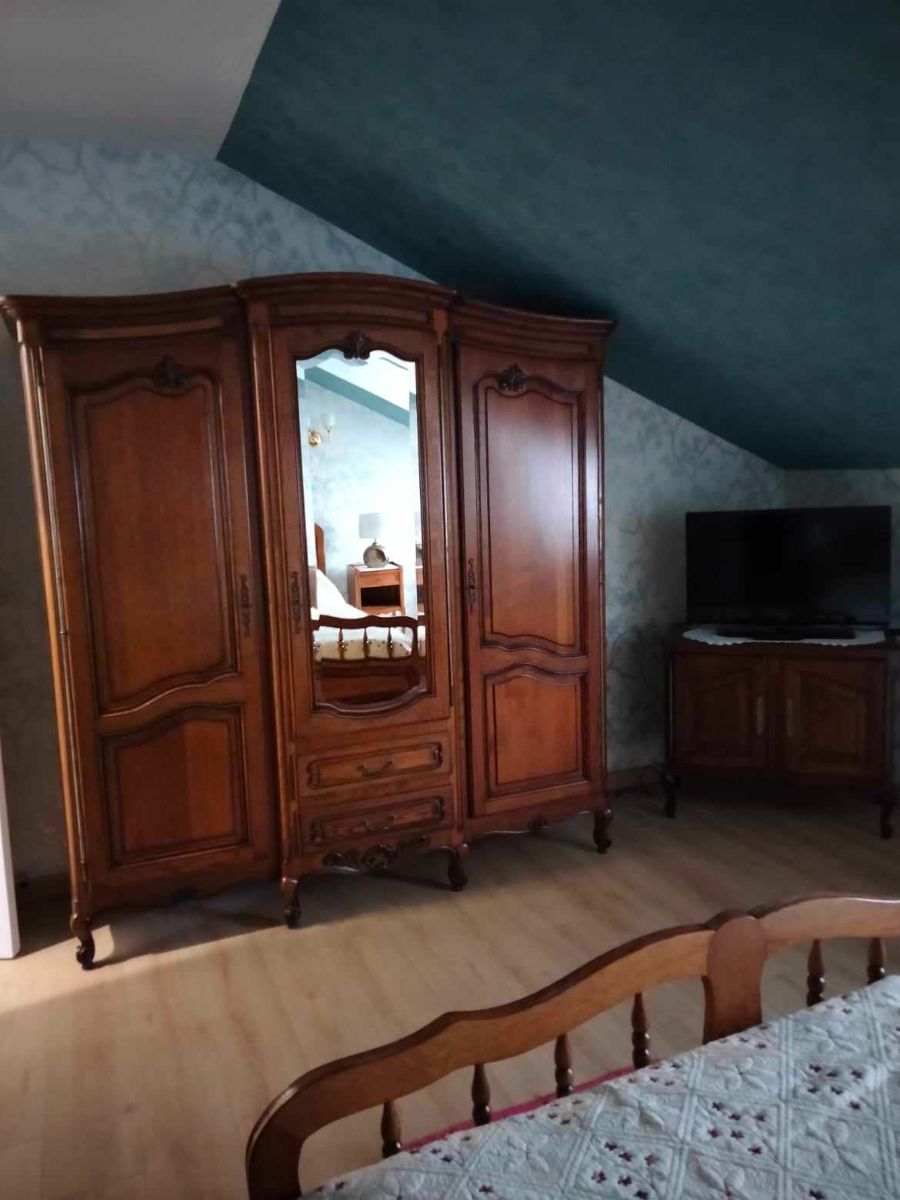 Armoire et TV chambre Vaison la Romaine Armoire et TV chambre Vaison la Romaine