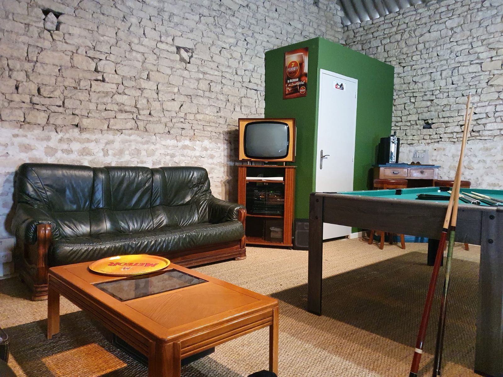 La salle de billard ouverte en journe 