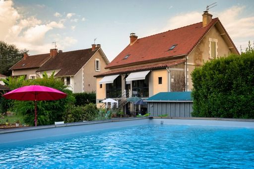 Piscine et vue sur la maison