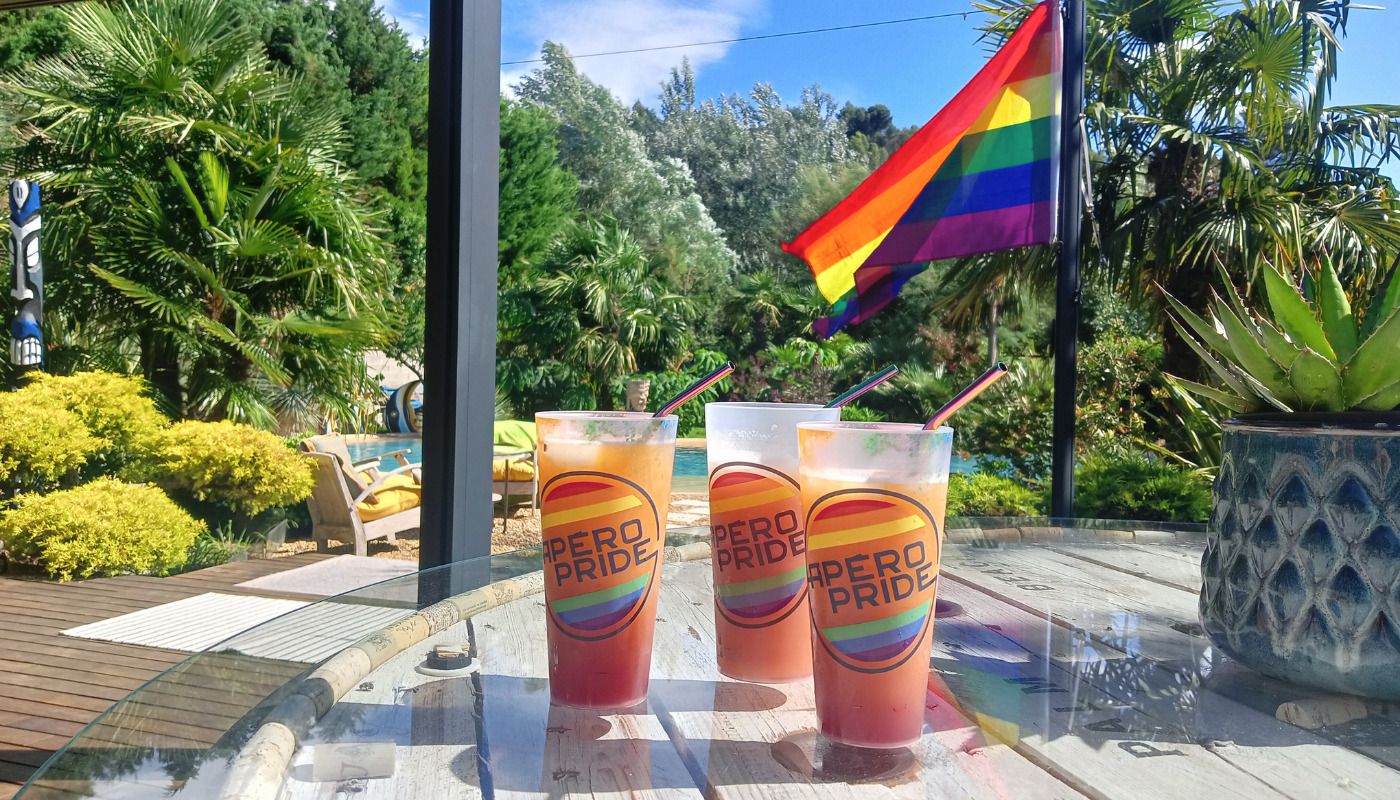 L'heure de l'apro ! Des cocktails et une ambiance lounge pour des moments conviviaux entre hommes.