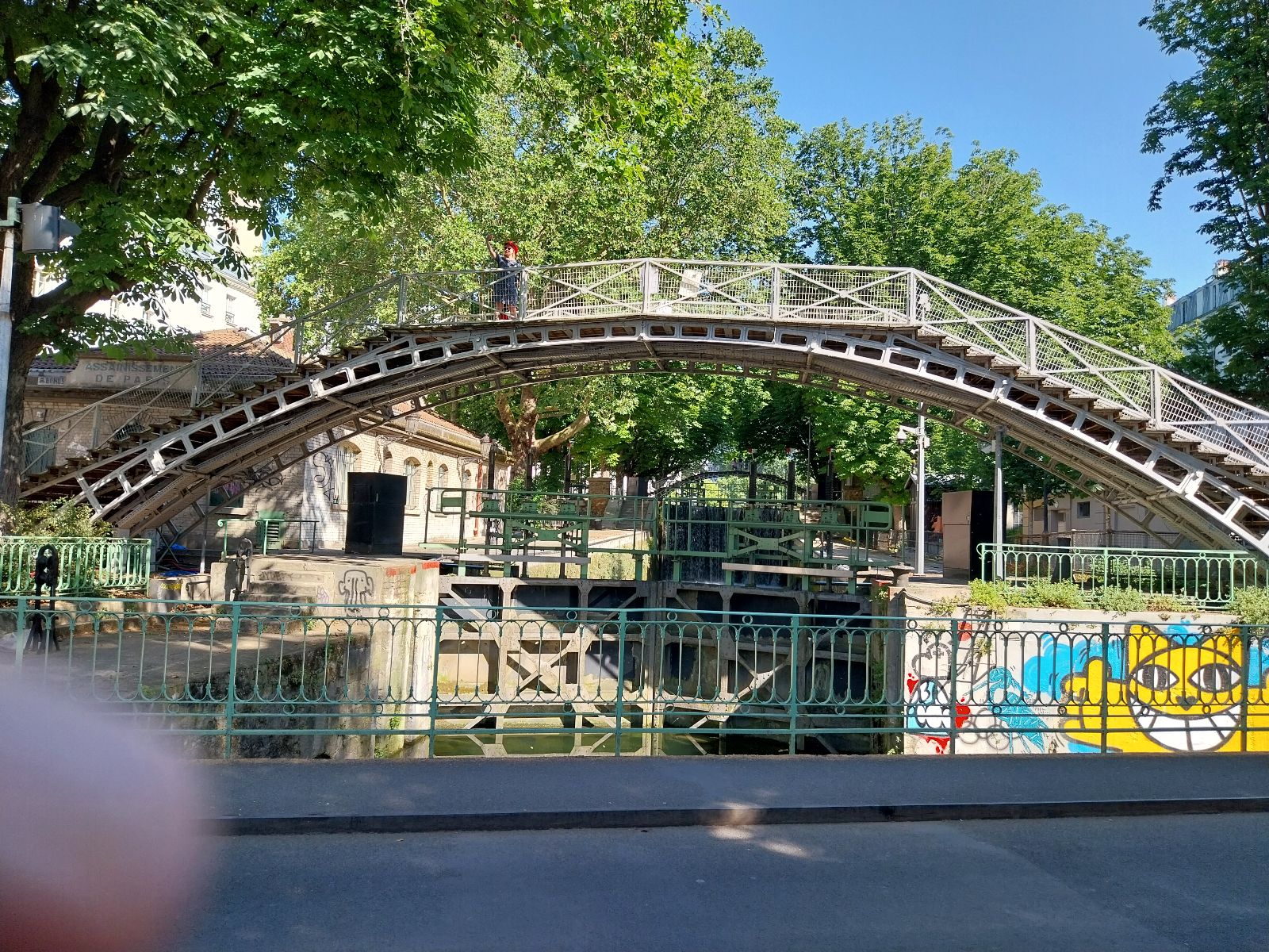Canal devant immeuble Canal devant immeuble