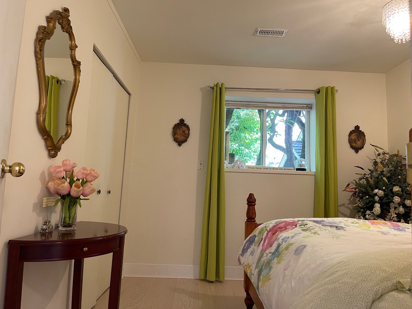 Queenside bedroom- comfy bed with luxury beddings Queenside bedroom- comfy bed with luxury beddings