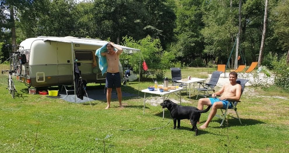 emplacement Caravane, au calme et au bord de l'eau emplacement Caravane, au calme et au bord de l'eau