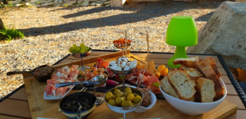 Plateau TAPAS sous les pins Plateau TAPAS sous les pins