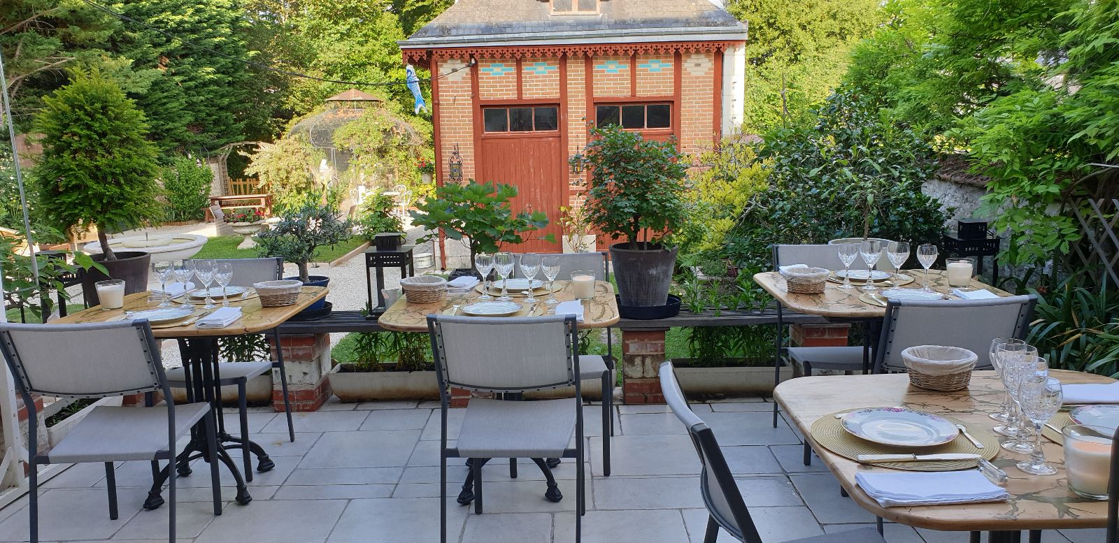 Nous avons mis à disposition de nos hôtes une terrasse ou le petit déjeuner et le diner sont servis en fonction de la météo. Nous avons mis à disposition de nos hôtes une terrasse ou le petit déjeuner et le diner sont servis en fonction de la météo.
