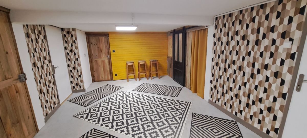 Le garage entre la chambre et la salle d' eau