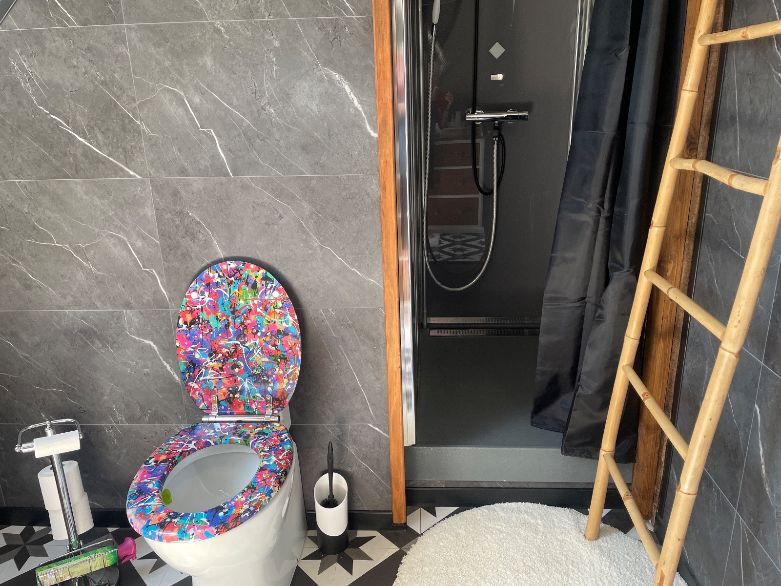 Salle deau et wc partags  ltage avec les 3 chambres 