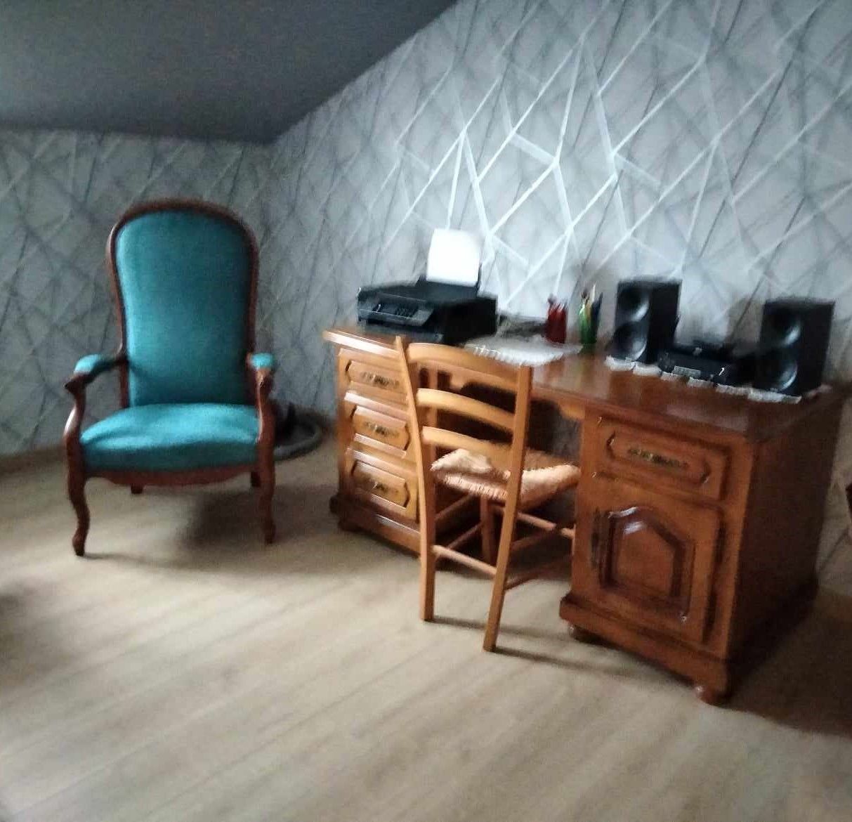 Bureau et Espace Détente pour lire un livre par exemple Bureau et Espace Détente pour lire un livre par exemple