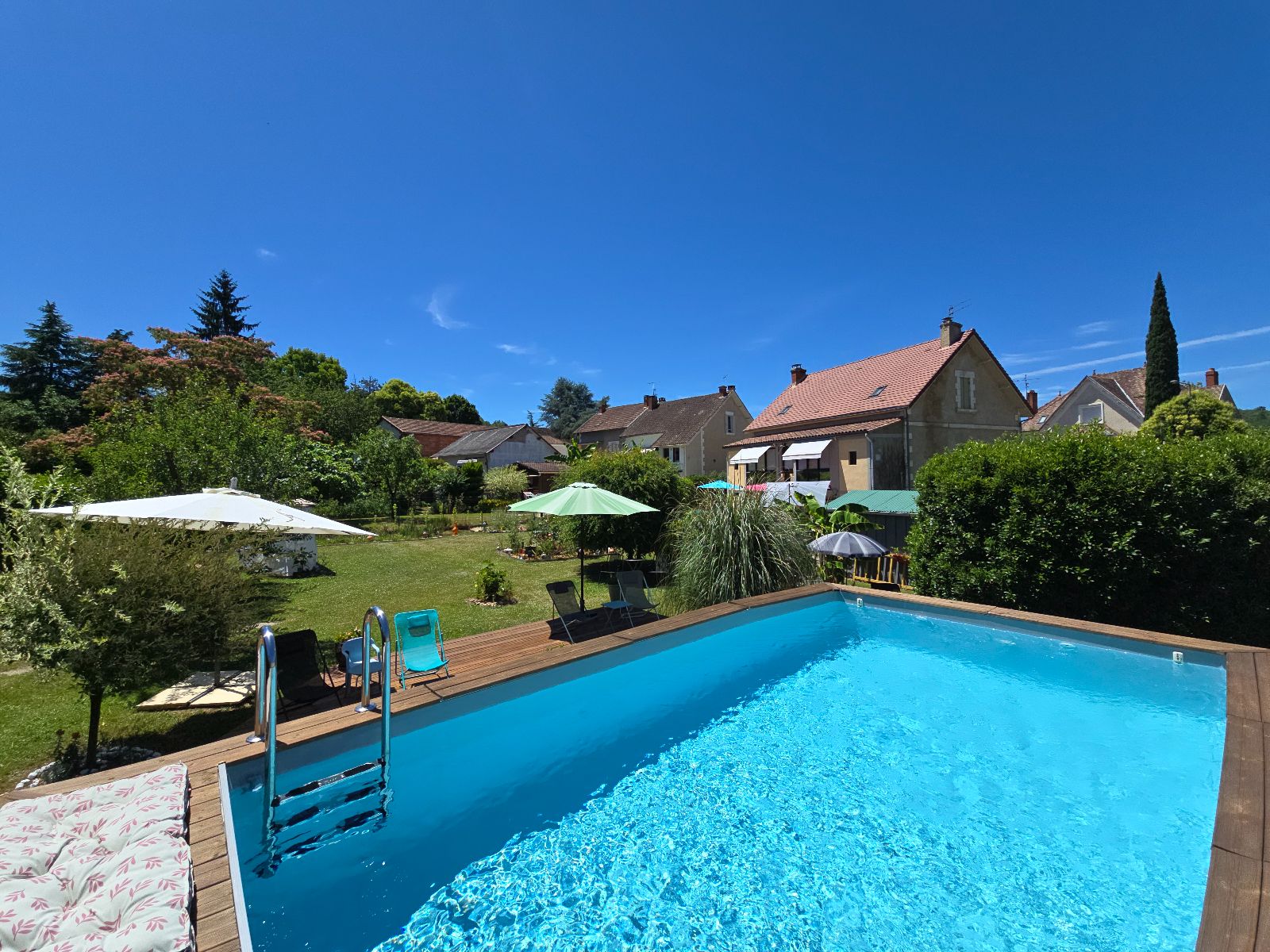 Terrasse côté jardin où se prennent les petits déjeuners Terrasse côté jardin où se prennent les petits déjeuners