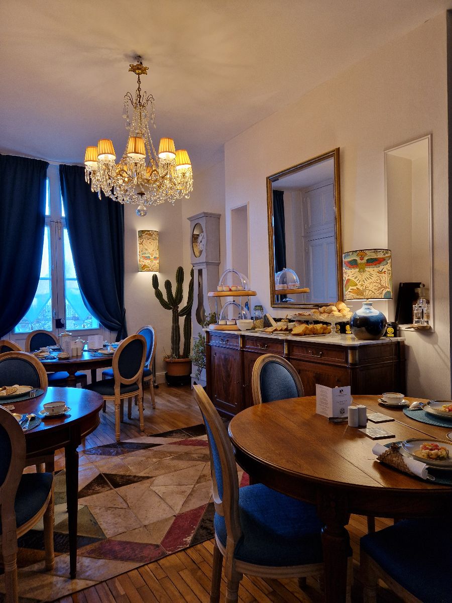 Le petit déjeuner, servi dans la salle à manger est un vrai moment de plaisir. Servi dans de la porcelaine de Limoges de la Maison Bernardaud. Nous vous proposerons une sélection de pains, de viennoiseries, du jus d'orange pressées, du salé Le petit déjeuner, servi dans la salle à manger est un vrai moment de plaisir. Servi dans de la porcelaine de Limoges de la Maison Bernardaud. Nous vous proposerons une sélection de pains, de viennoiseries, du jus d'orange pressées, du salé