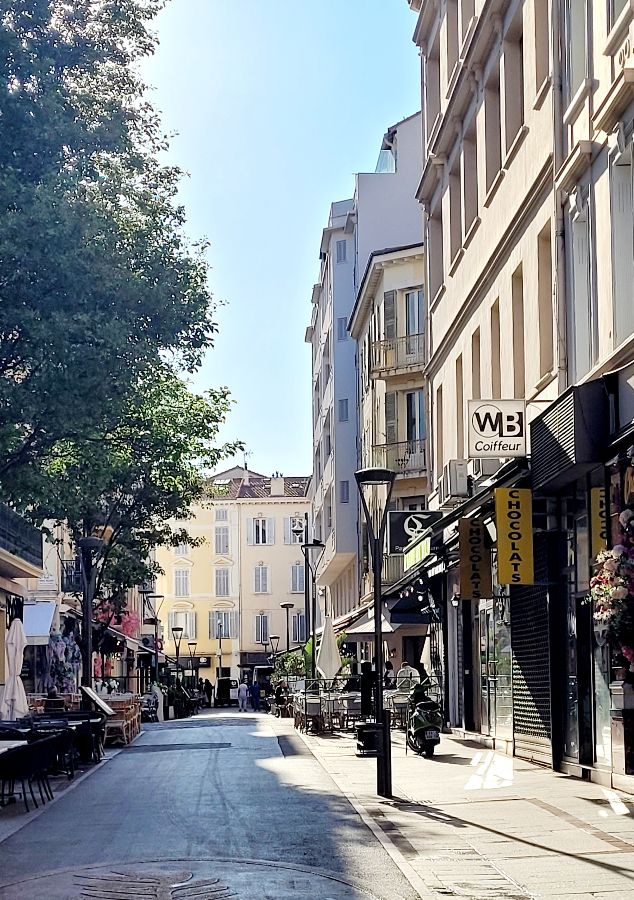 Rue hoche : rue pitonne aux nombreux restaurants