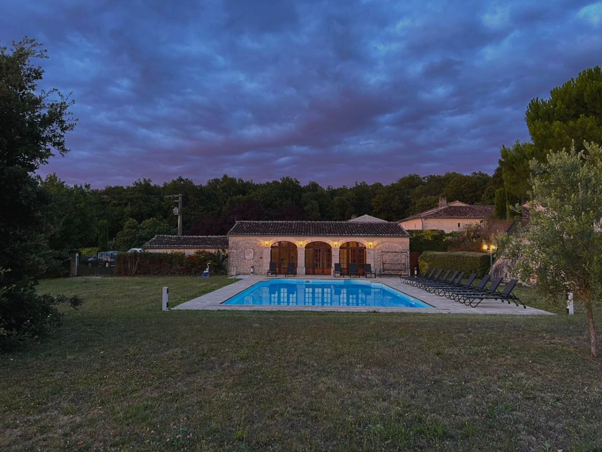 Nuit d'été au bord de la piscine Nuit d'été au bord de la piscine