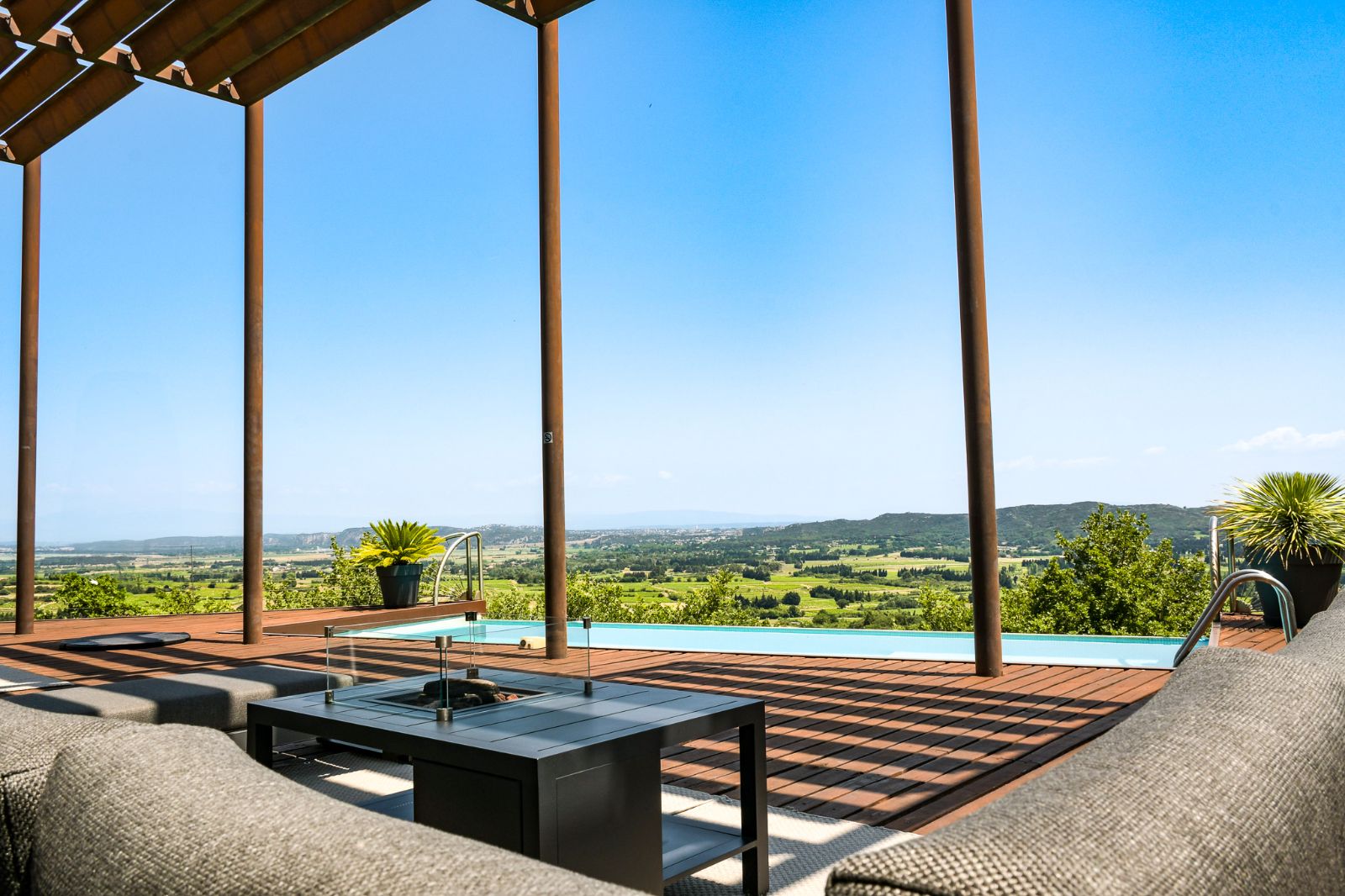 Terrasse et piscine � d�bordement