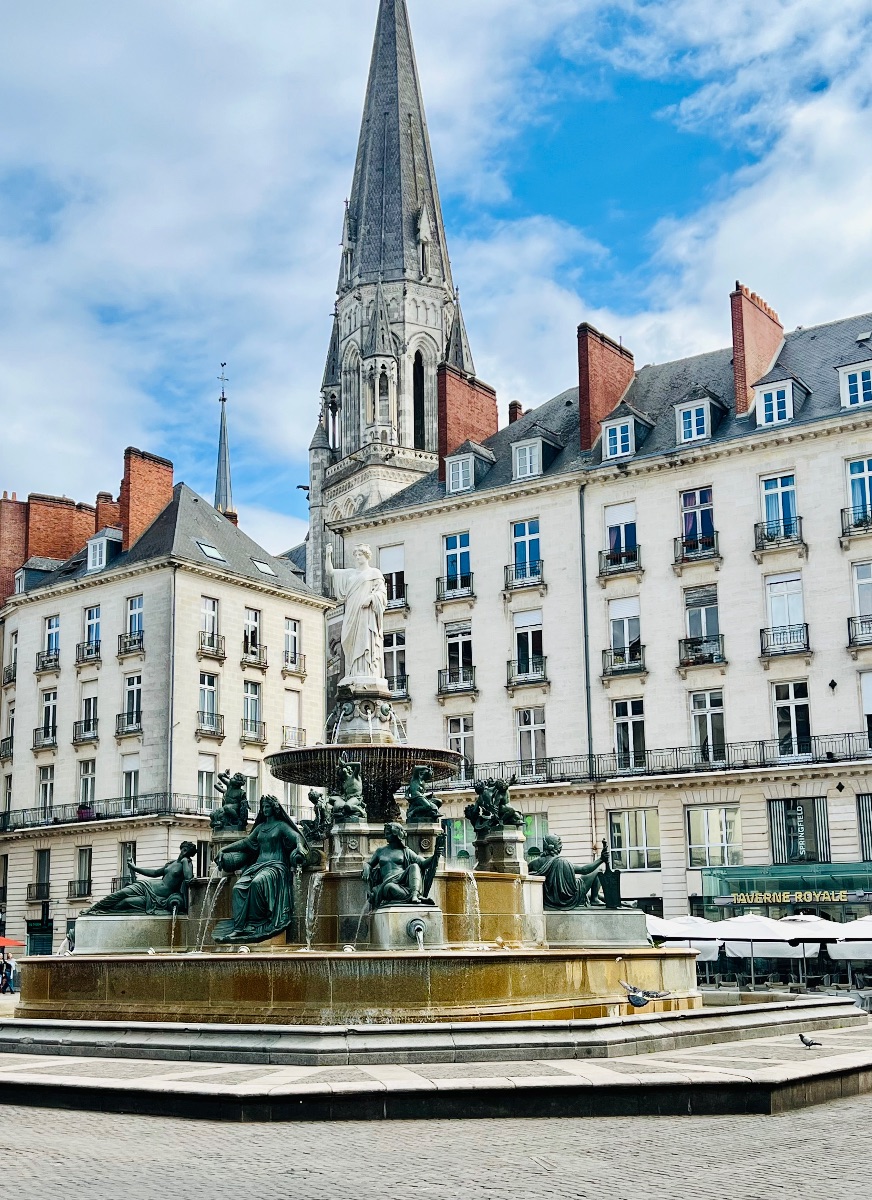 Place Royal de Nantes avec sa sublime fontaine Place Royal de Nantes avec sa sublime fontaine