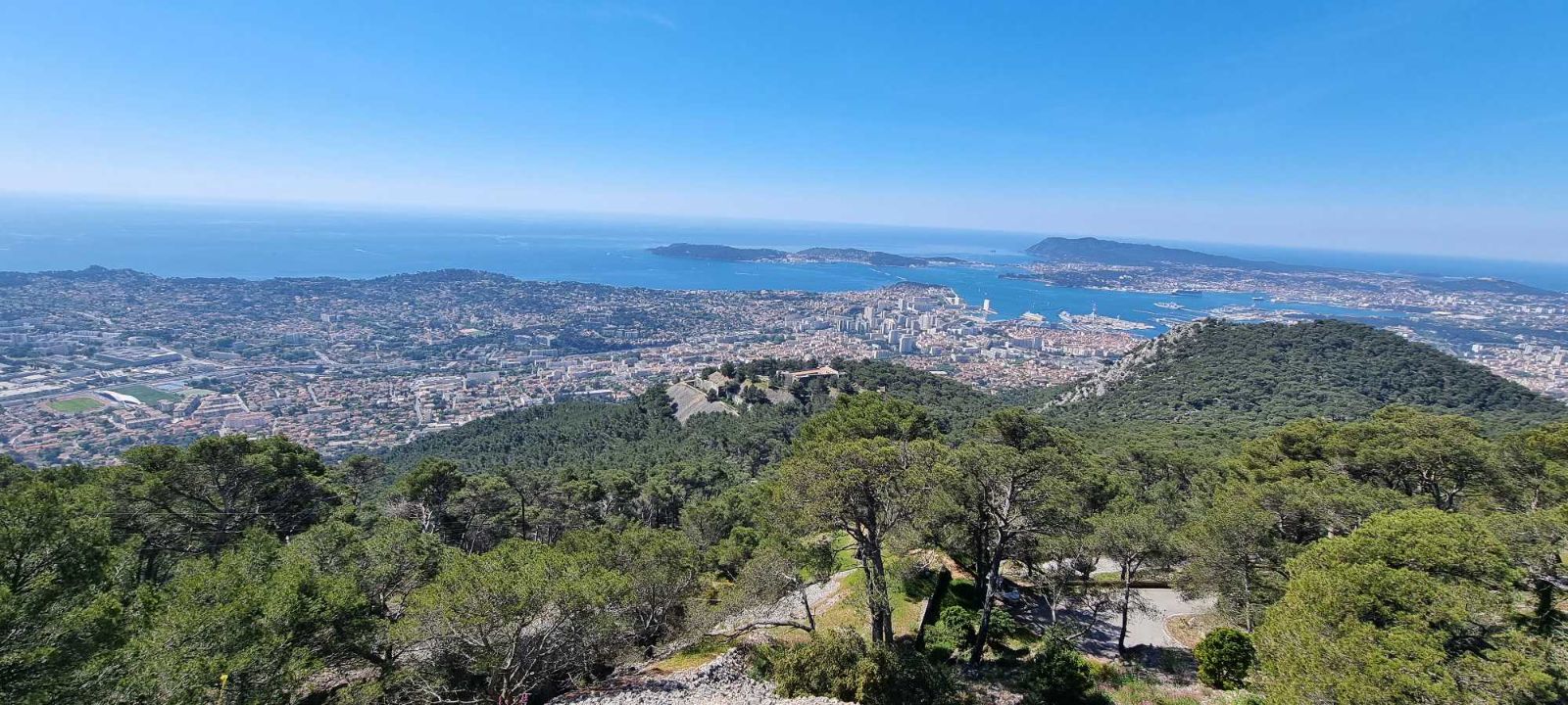 Vue sur Toulon à partir du Mont Faron Vue sur Toulon à partir du Mont Faron