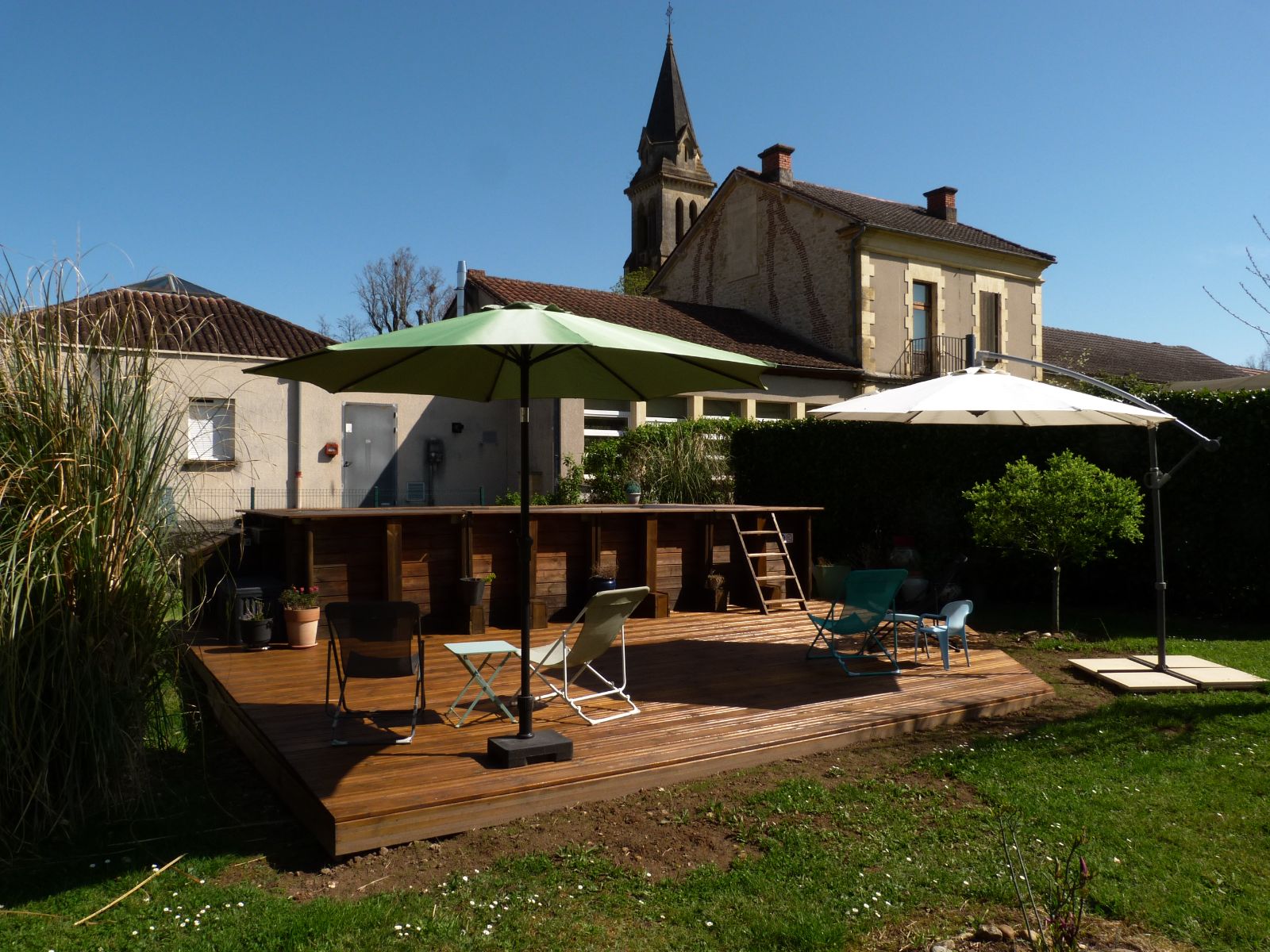 terrasse en bois et piscine