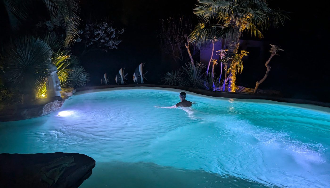L'atmosphre envotante du Resort une fois le soleil couch. L'endroit idal pour une fin de soire relax. Naturisme autoris dans et autour de la piscine.