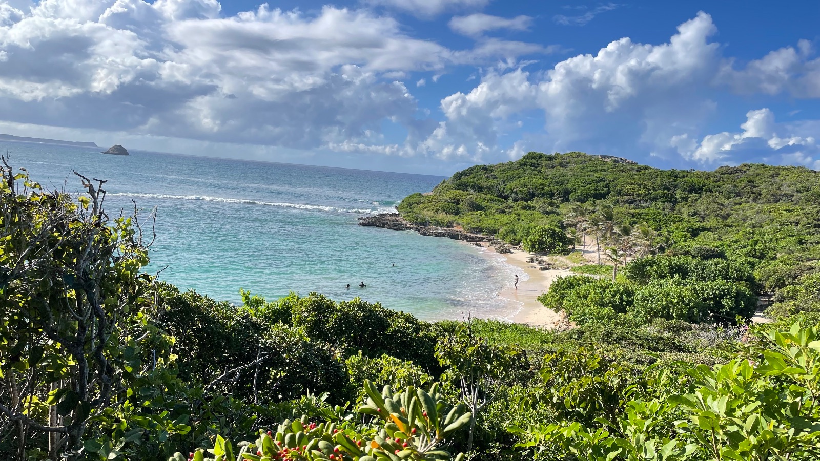 La Plage de Tarare (la seule de l��le officiellement naturiste). 9,50 km