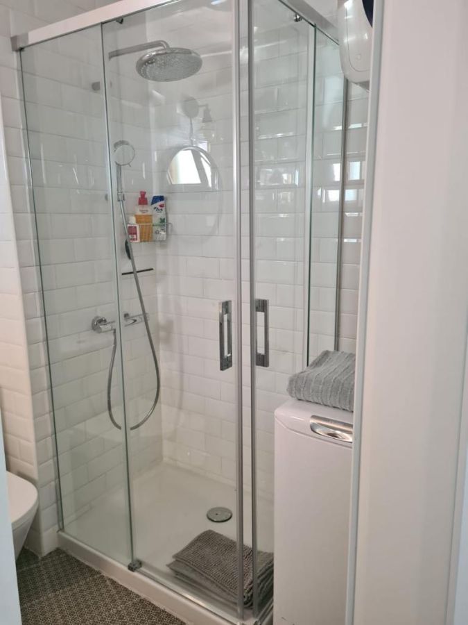 Une douche confortable et un lave linge 45cm