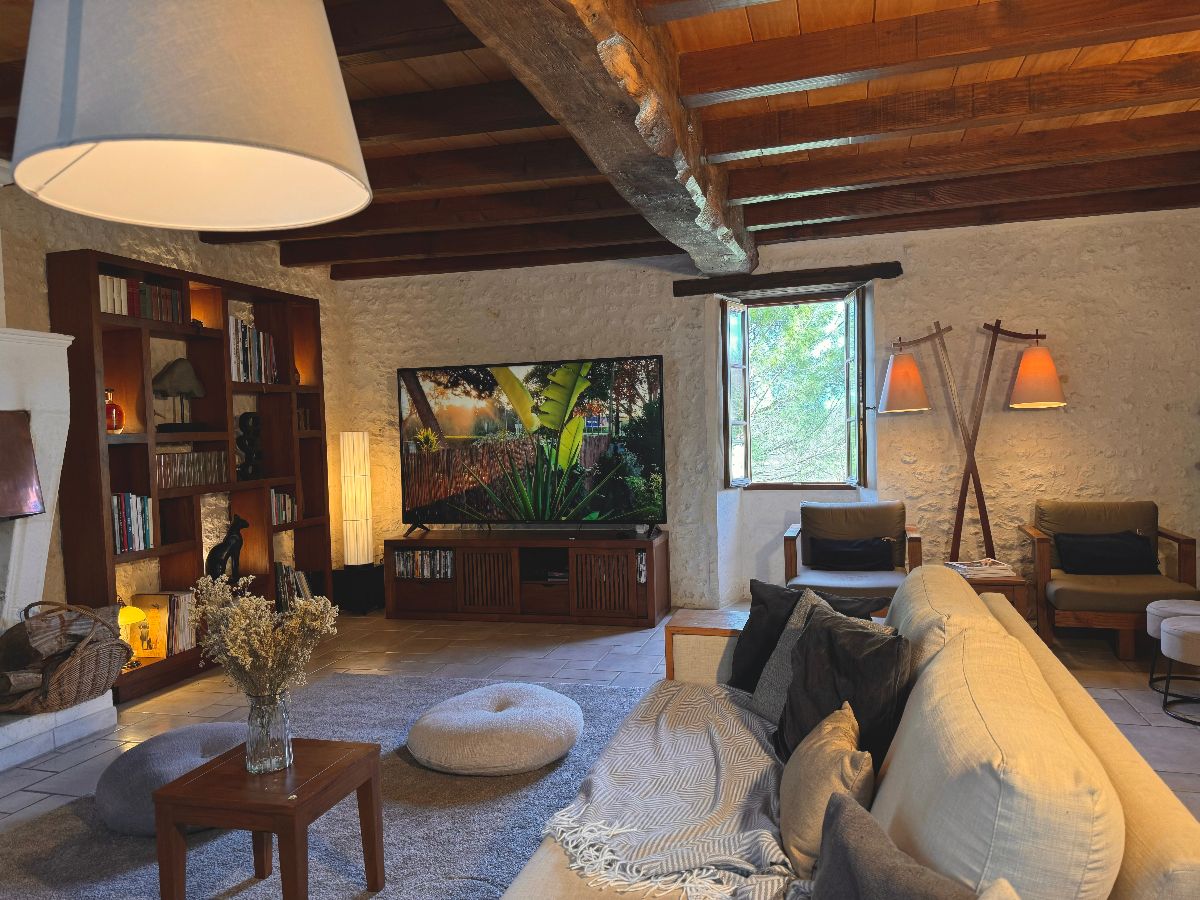 Salon des hôtes rénové en février 2024, avec écran, géant, cheminée et home cinéma Salon des hôtes rénové en février 2024, avec écran, géant, cheminée et home cinéma