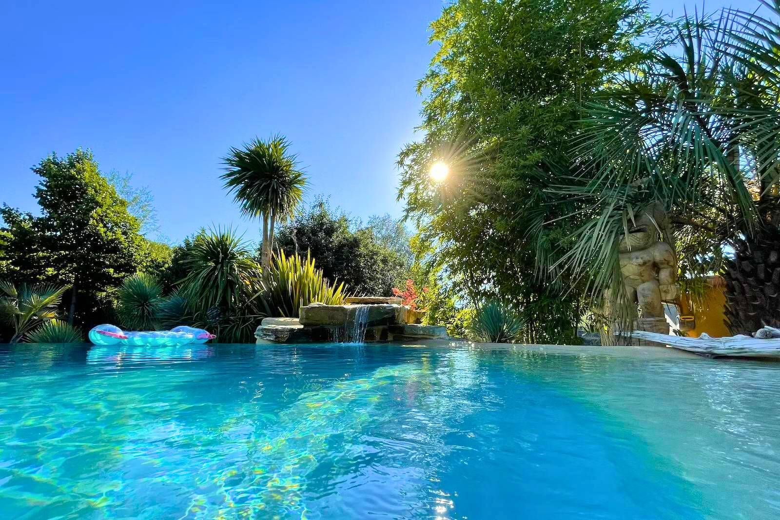 Le Day-Pass Piscine Gay Only : l'accs  la piscine, au jacuzzi et au lagon de 11h  18h.