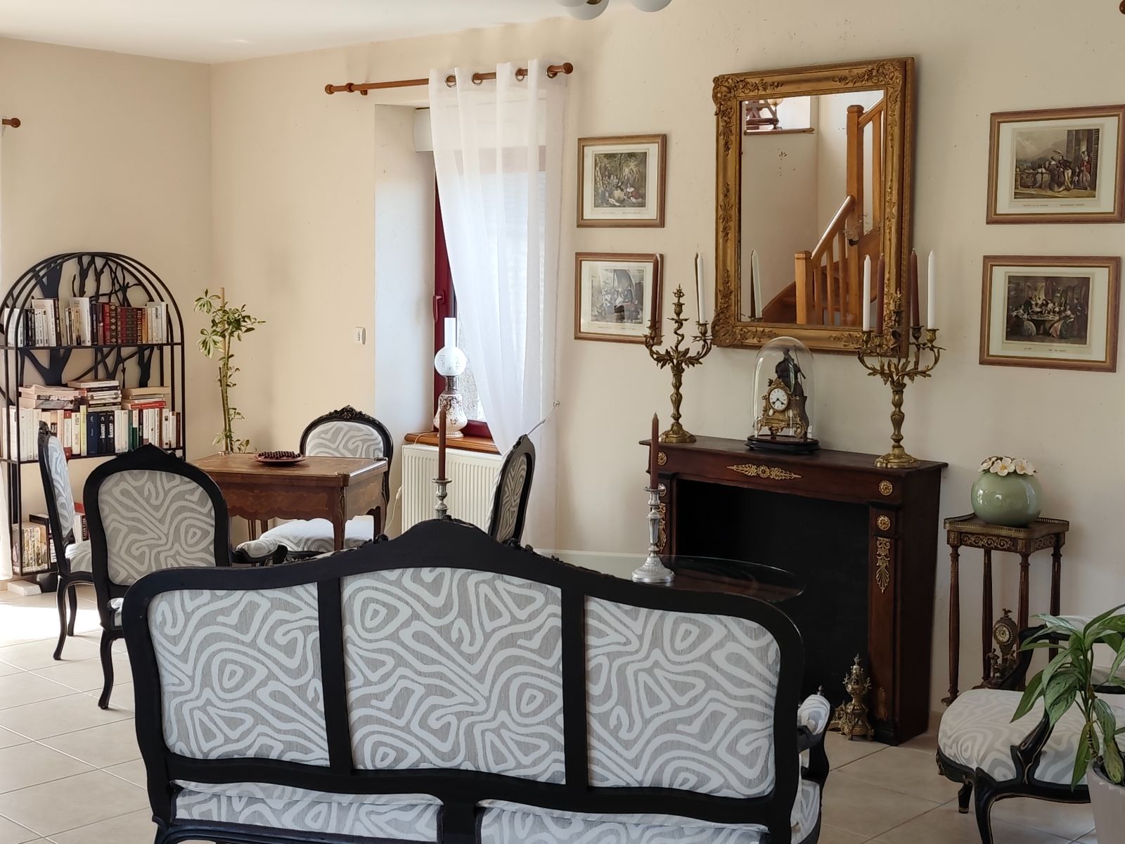 Le salon et sa bibliothèque Le salon et sa bibliothèque