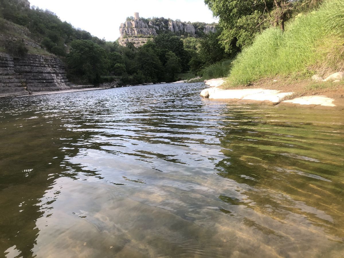 La rivire Ardche coule au pied de la colline et offre des petites plages de sable ou de galets dans un cadre enchanteur. On peut la rejoindre  pied en quelques minutes.