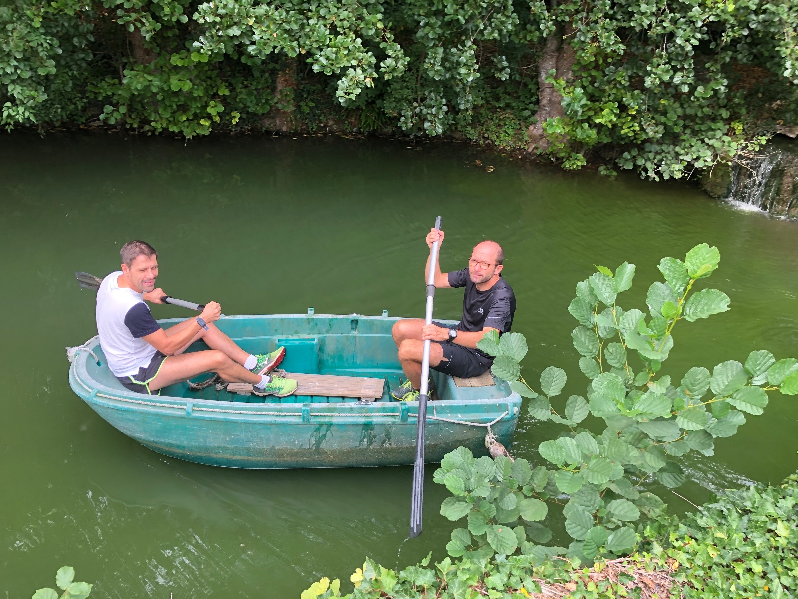 La barque à disposition sur les douves La barque à disposition sur les douves