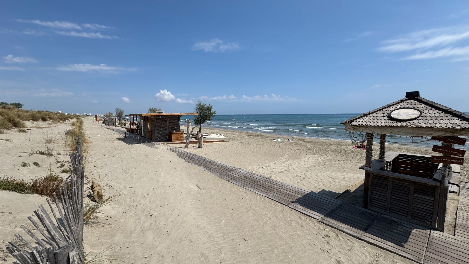 Plage du Grand Travers, accessible en tram + navette Plage du Grand Travers, accessible en tram + navette