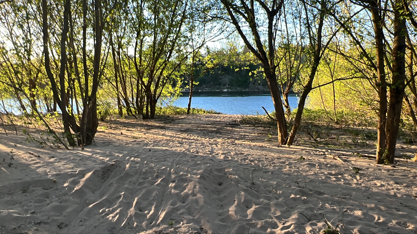 Les rives de la Dordogne au printemps Les rives de la Dordogne au printemps