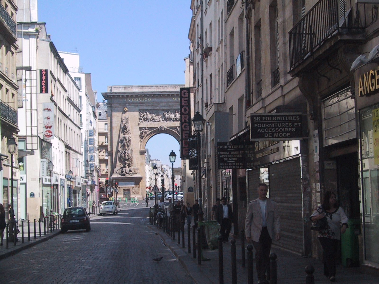 PORTE SAINT DENIS VUE DE LA FENETRE CHAMBRE PORTE SAINT DENIS VUE DE LA FENETRE CHAMBRE