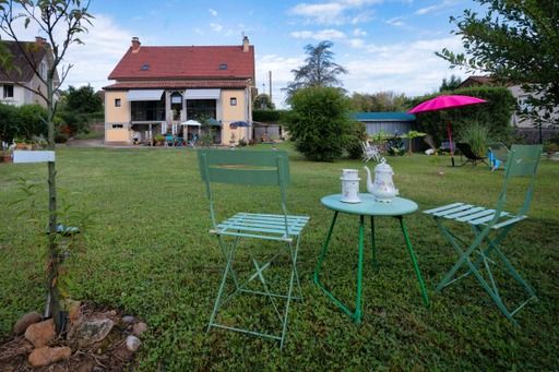 Terrasse de la piscine et vue sur la maison Terrasse de la piscine et vue sur la maison