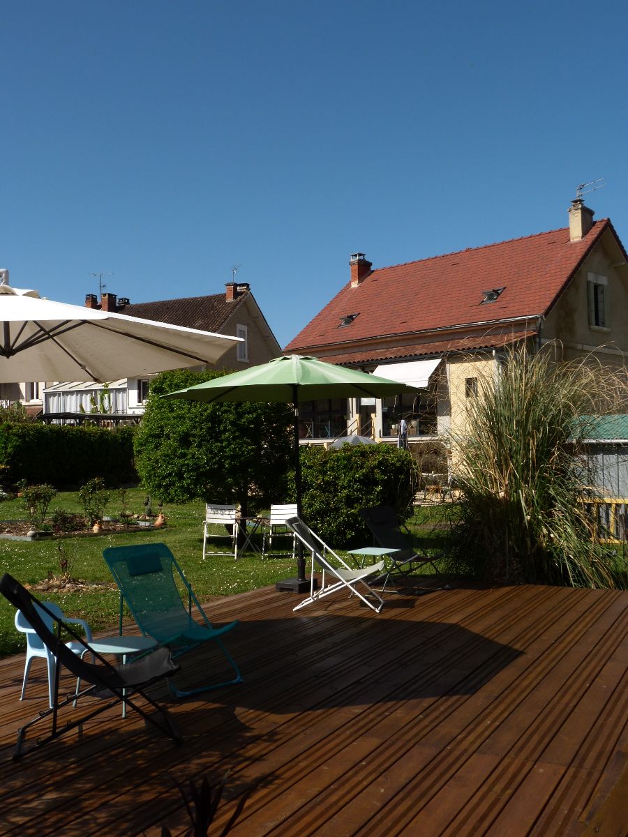 Terrasse de la piscine et vue sur la maison
