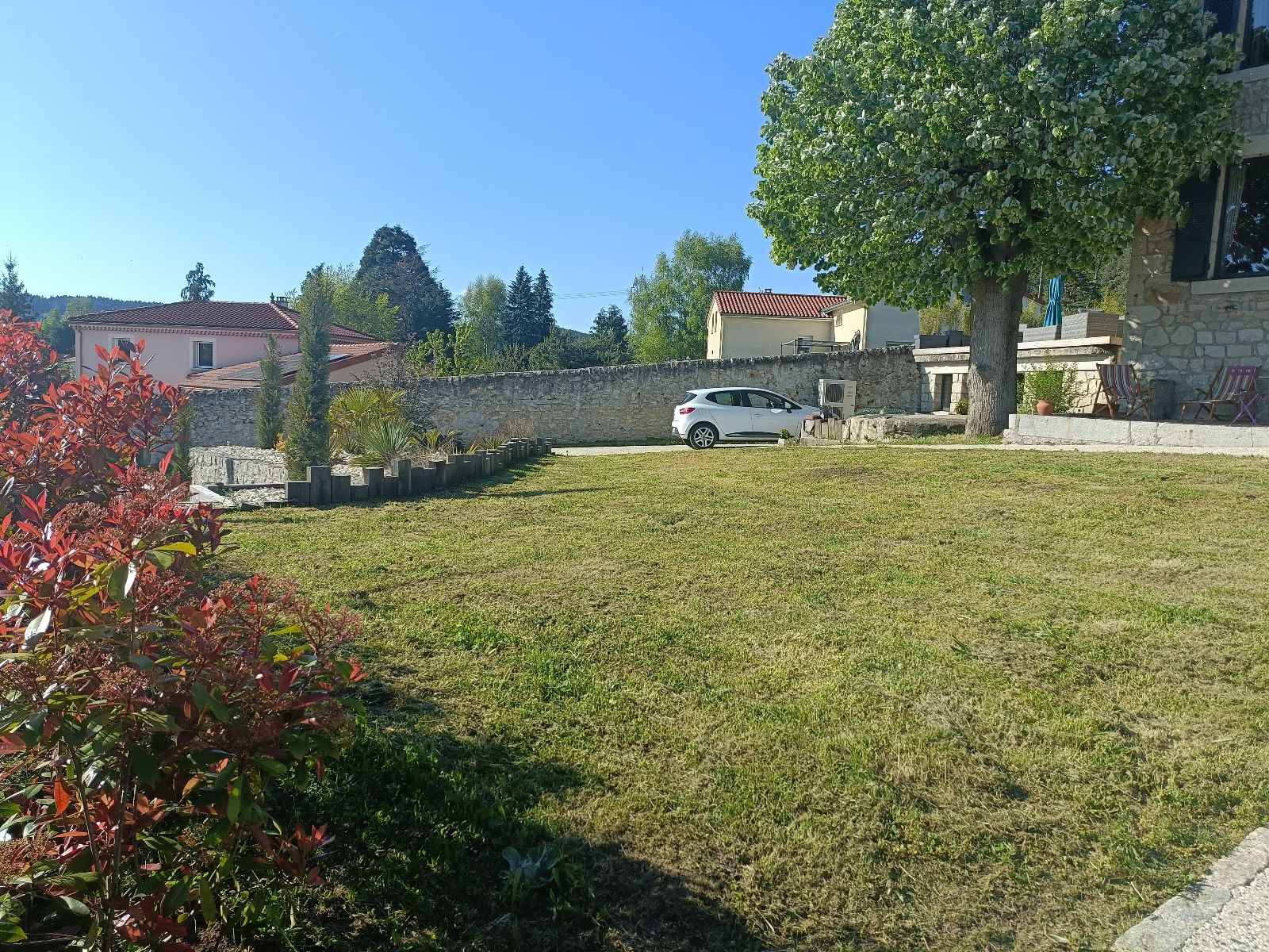 le jardin et place pour les voitures le jardin et place pour les voitures