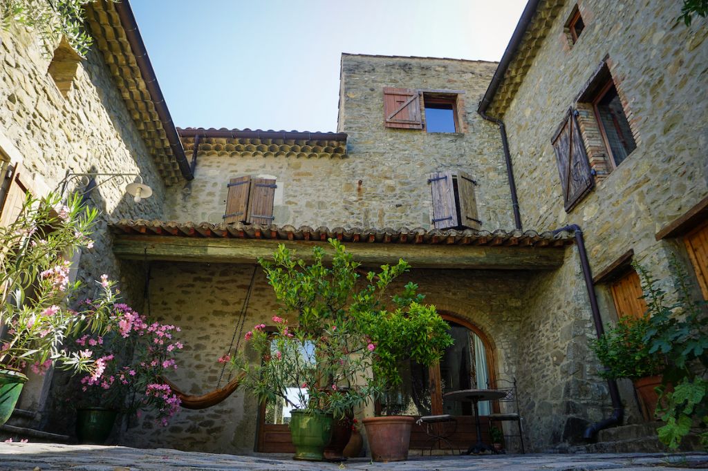 Cour intrieure Amandier et Olivier