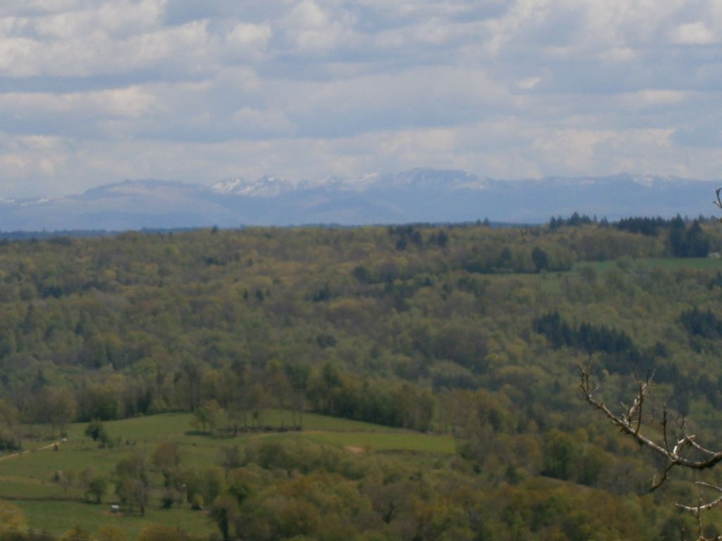 Bétaillole -vue sur les monts du Cantal