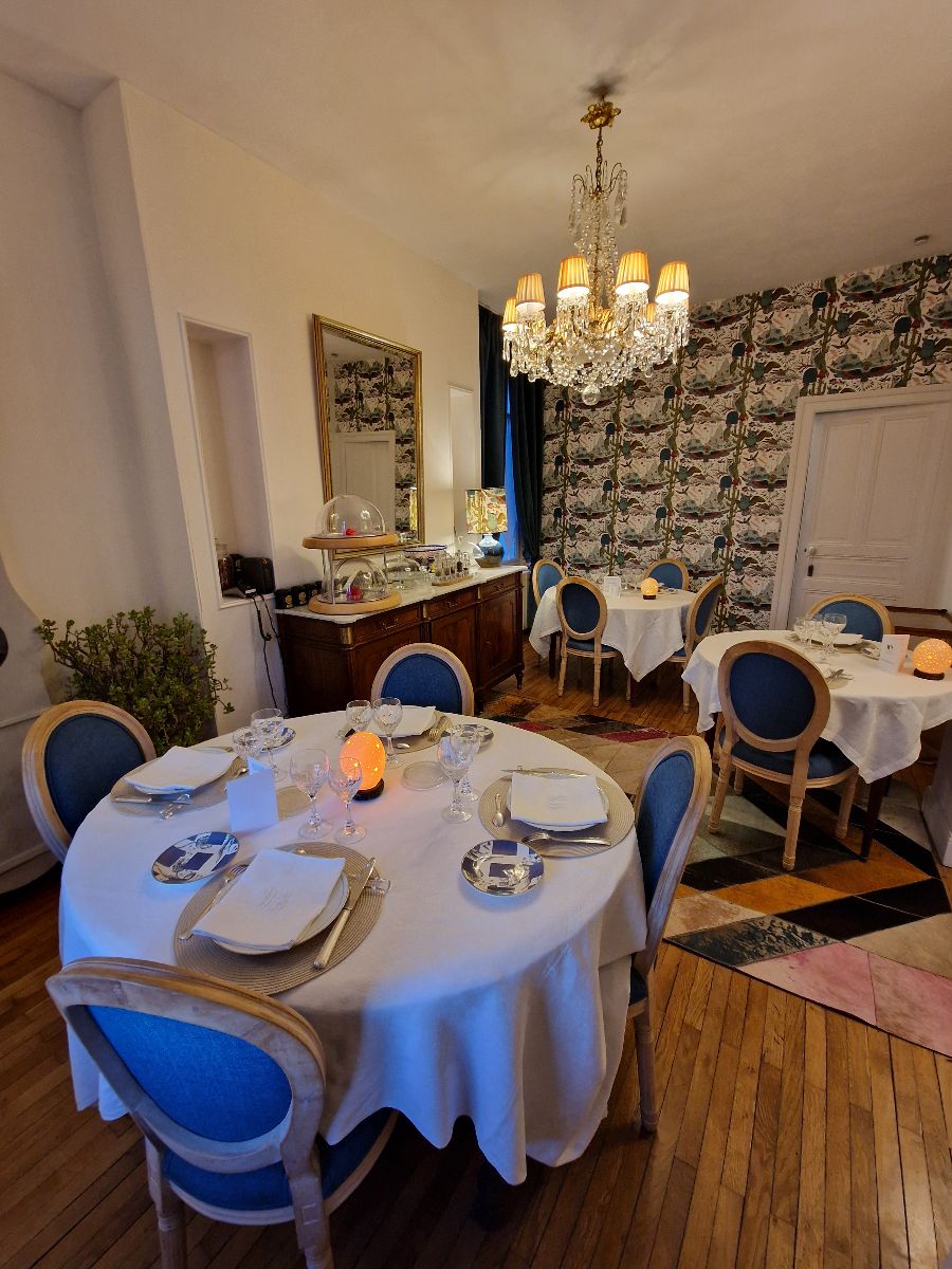 Le dîner à La Maison Léonard est proposé tous les soirs sauf le mercredi et le jeudi, sur réservation. Le dîner à La Maison Léonard est proposé tous les soirs sauf le mercredi et le jeudi, sur réservation.