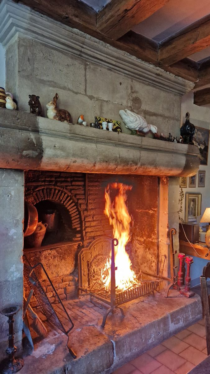 La grande cheminée de la cuisine, seulement l'été pour les barbecues! La grande cheminée de la cuisine, seulement l'été pour les barbecues!